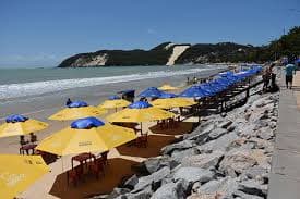 Semurb e Procon vão fiscalizar abusos contra turistas e quiosqueiros ilegais em Natal; saiba como denunciar