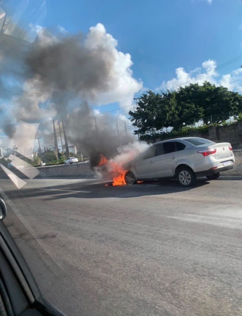 [FOTO] Carro pega fogo em plena BR-101, próximo ao Natal Shopping