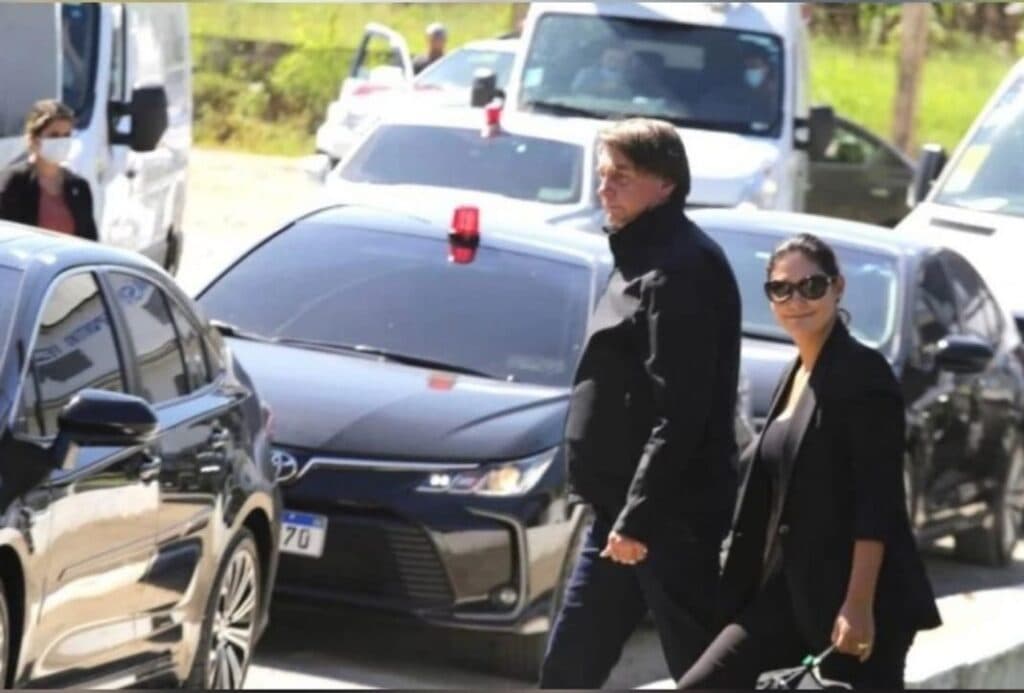 Bolsonaro chega ao velório de sua mãe no interior de São Paulo
