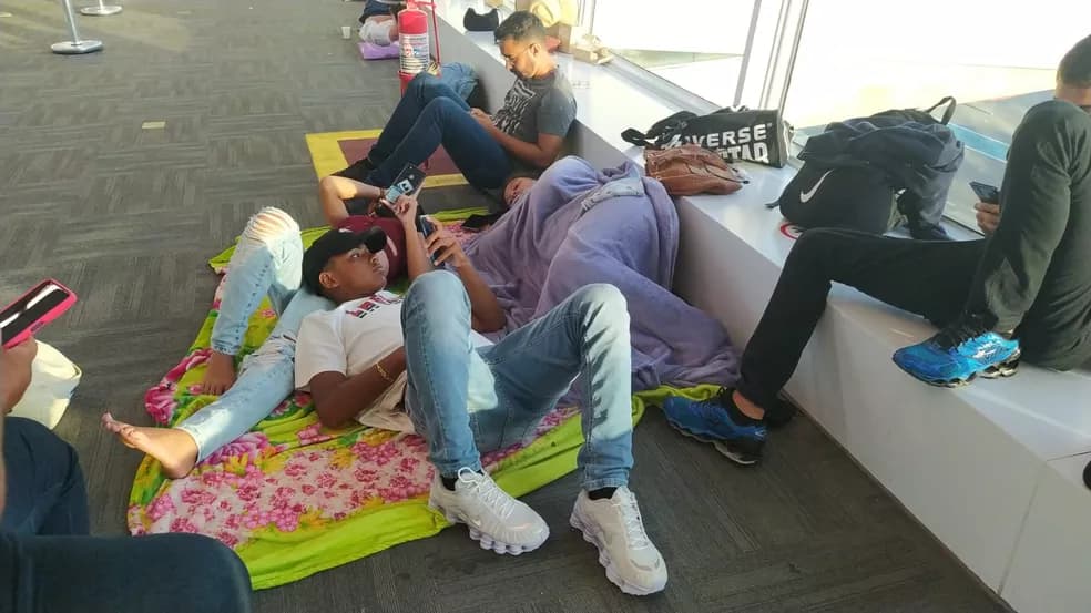 [FOTOS] Grávida dorme no chão esperando por voo no Aeroporto de Natal; passageiros reclamam de descaso