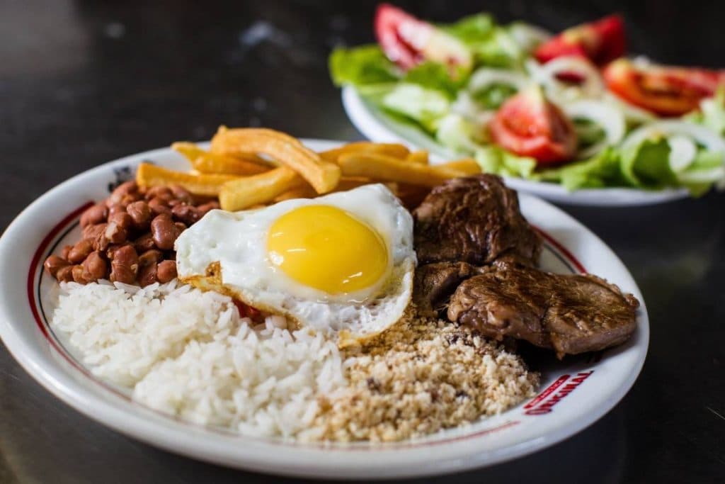 Luz mais cara já força 22% dos brasileiros a atrasar a conta para comprar comida