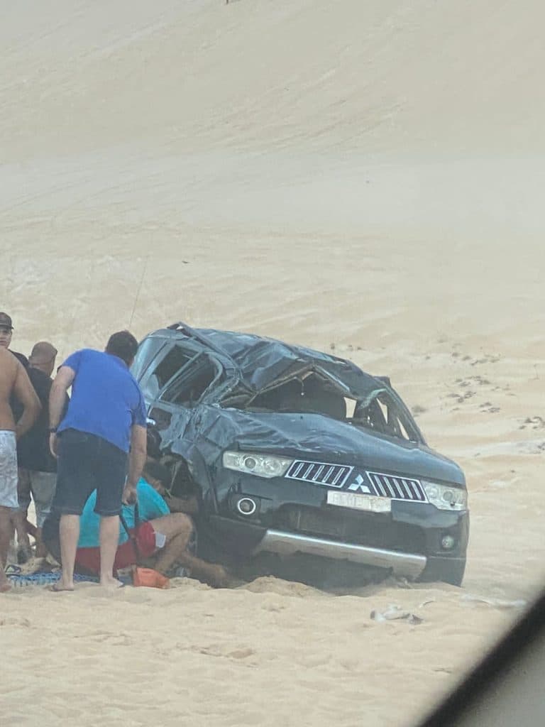 [VÍDEO E FOTOS] ACIDENTE: Carro capota nas dunas da Praia de Búzios