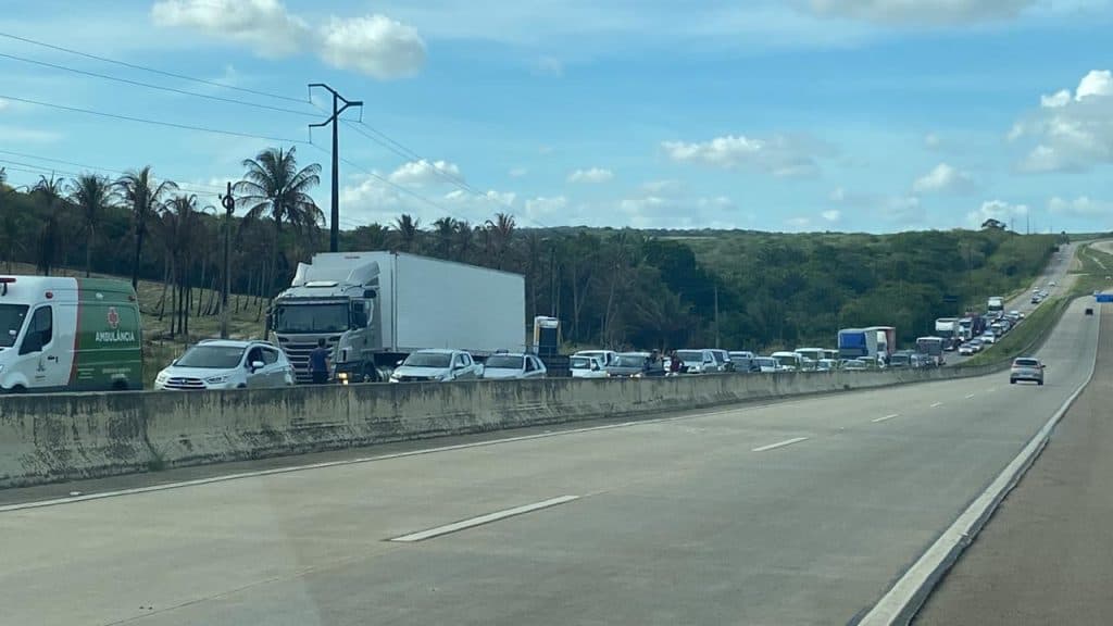 FOTOS: Acidente envolvendo caminhão-cegonha entre São José de Mipibu e Goianinha provoca congestionamento na BR-101