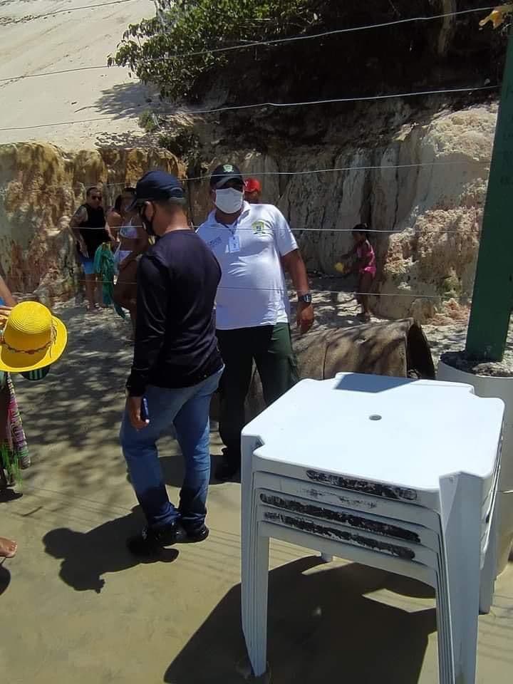 FOTOS: Fiscais da prefeitura removem ambulantes e barraqueiros que comercializavam irregularmente em Ponta Negra