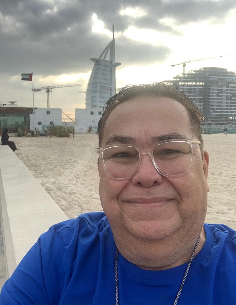 Colunista Toinho Silveira comemora aniversário em Dubai