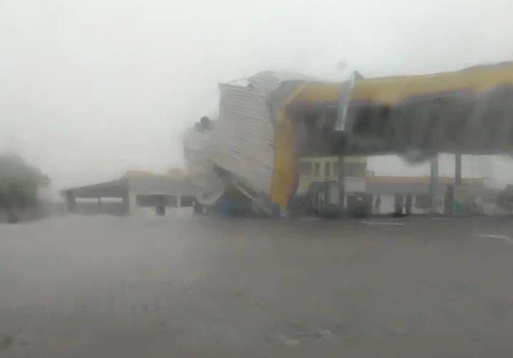 VÍDEOS E FOTOS: Chuva intensa e ventania causam vários estragos em Caicó; Parte de cobertura de posto de combustíveis desabou