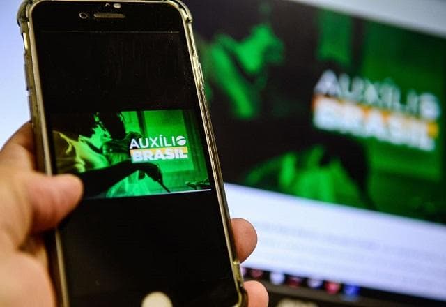 AUXÍLIO BRASIL: fila é zerada com inclusão de mais 2,7 milhões de famílias neste mês, diz governo