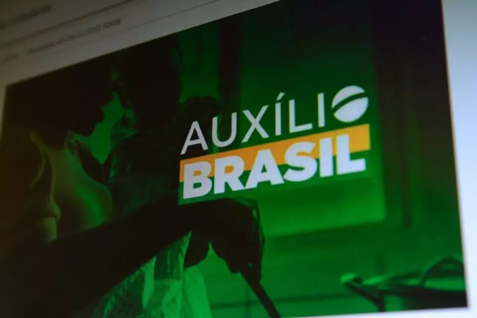 Auxílio Brasil deve injetar, no mínimo, R$ 84 bilhões na economia, aponta estudo da CNC