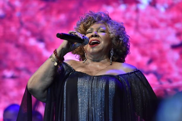 Alcione testa positivo para Covid e cancela show no RN