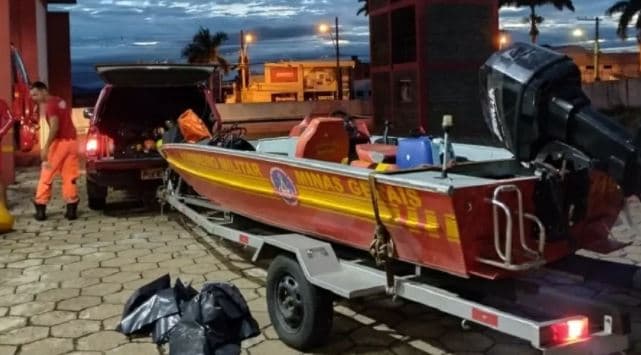 Mergulhadores retomam buscas por 3 desaparecidos em Capitólio (MG); Sete pessoas morreram no acidente