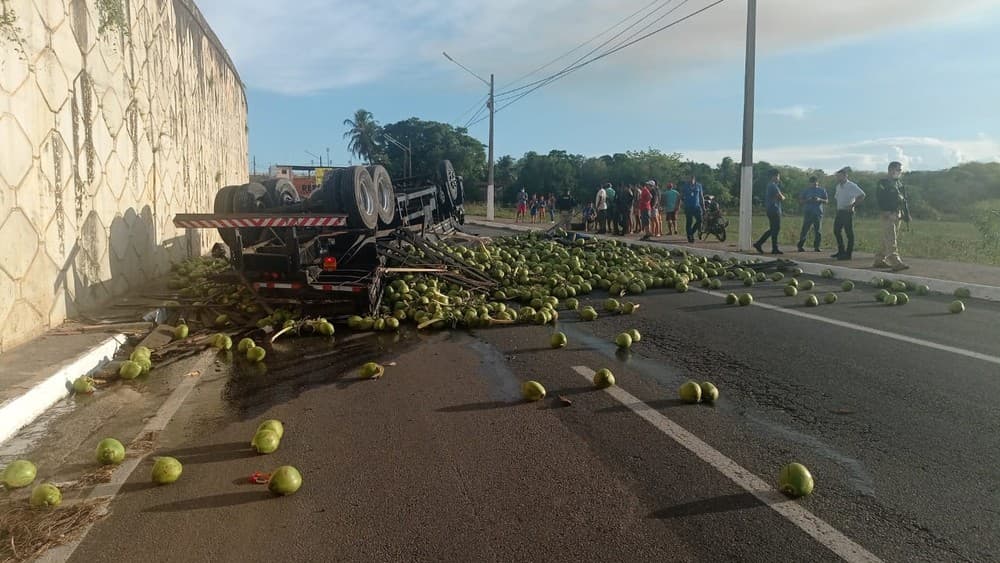 FOTOS: Caminhão carregado de coco cai de viaduto após bater em carreta na BR-101 no RN; Motorista teve apenas ferimentos leves
