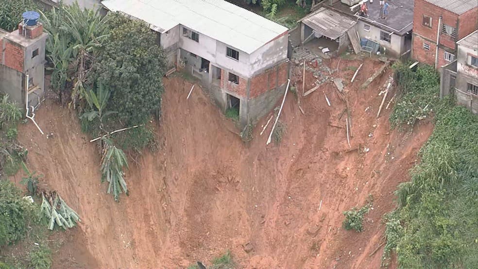 Chuvas deixam ao menos 23 mortos, provocam deslizamentos, fazem rios transbordarem e alagam cidades no estado de São Paulo