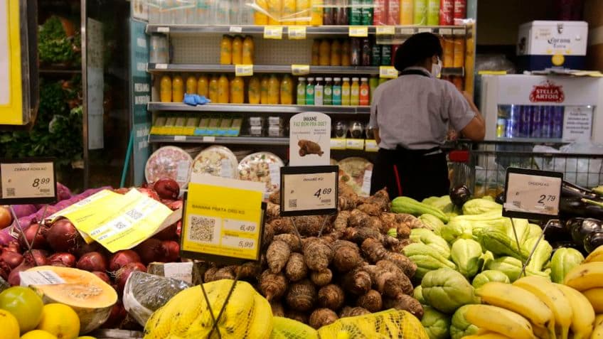Vendas do comércio sobem 0,6% em novembro, diz IBGE