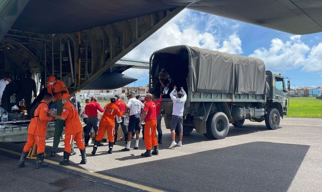 Governo Federal já transportou 200 toneladas de insumos para cidades da Bahia atingidas pelas chuvas; Forças Armadas enviaram cestas básicas e água potável