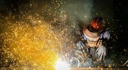Produção industrial recua pelo sexto mês seguido, aponta IBGE