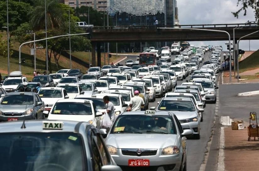 Bolsonaro sanciona isenção de IPI para taxistas, motoristas de aplicativos e pessoas deficientes na compra de veículos novos
