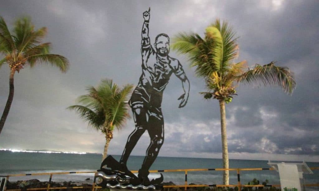 FOTOS: Estátua em homenagem a Italo Ferreira é inaugurada em Baía Formosa