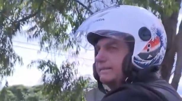 VÍDEO: Bolsonaro dribla segurança do Alvorada e passeia de moto sozinho por Brasília