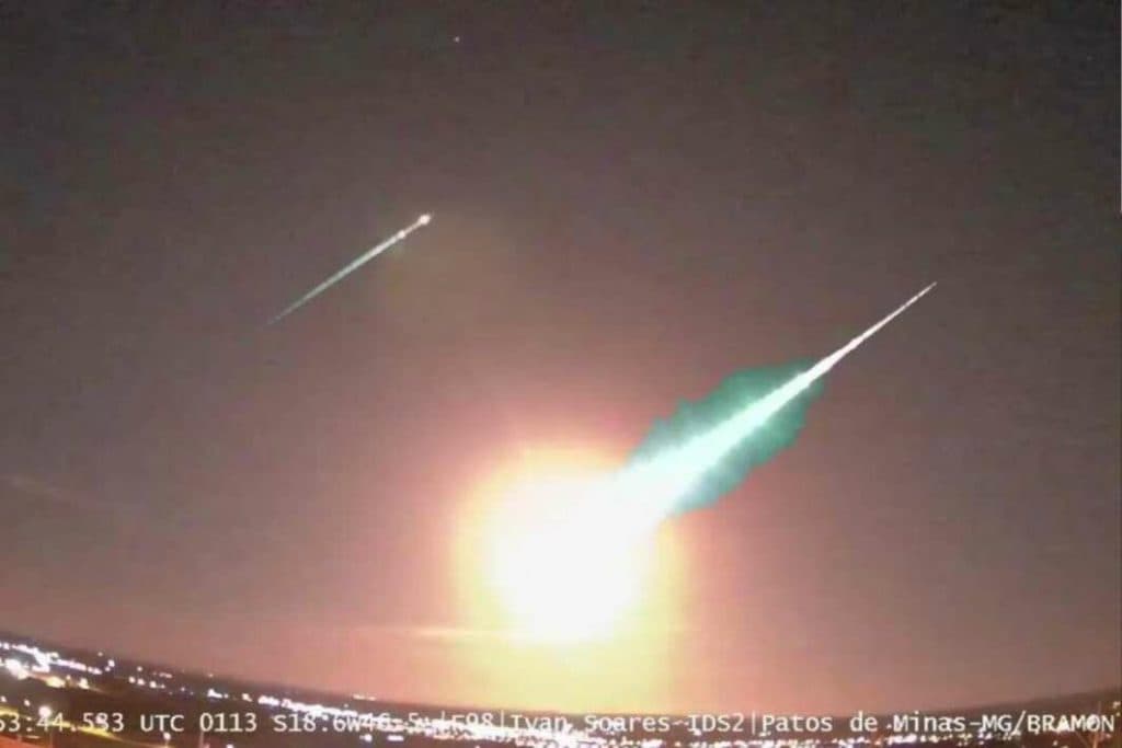 VÍDEOS: Meteoro gigante é visto nos céus do interior de Minas Gerais