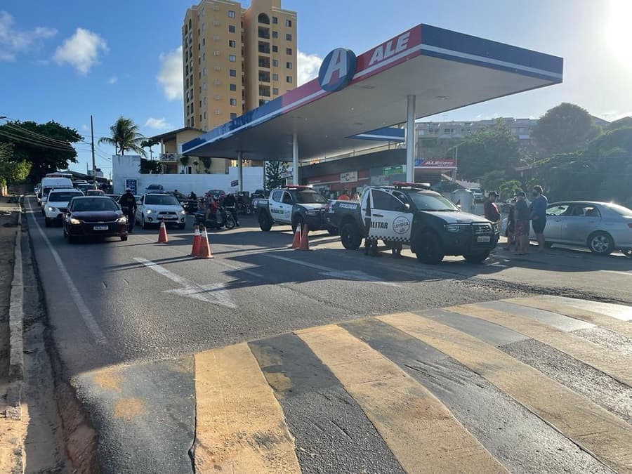[VÍDEO E FOTOS] SUCUPIRA PERDE: Polícia faz blitz dentro de posto de gasolina em Pirangi