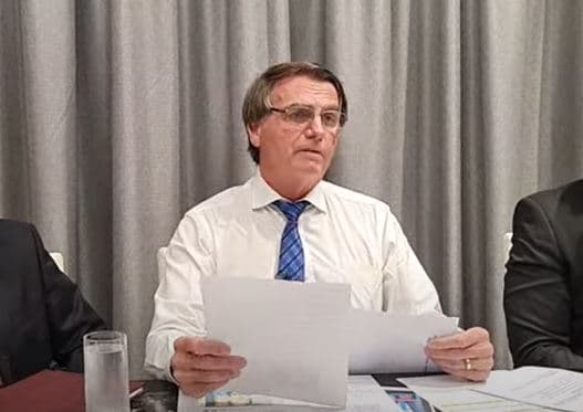 Bolsonaro diz que negocia PEC com Congresso para reduzir PIS-Cofins dos combustíveis