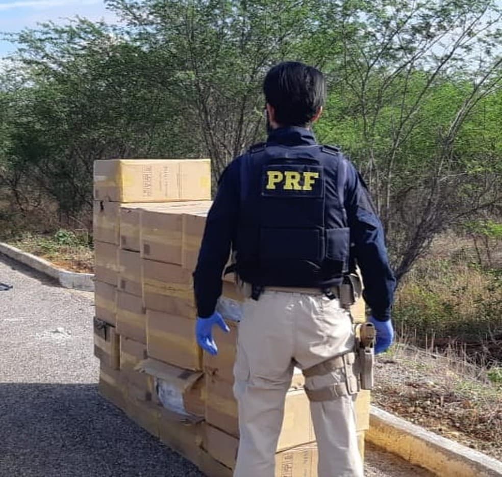 Carro que transportava carga de cigarros contrabandeados capota e homem morre na BR-110 no RN