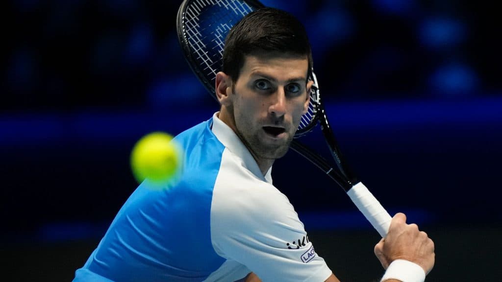 Djokovic é barrado na Austrália e passa a noite em aeroporto após dispensa de vacina