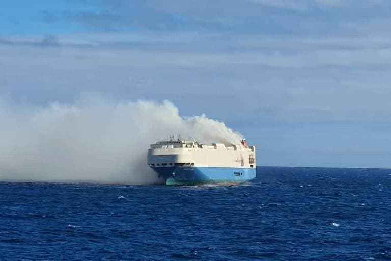 Navio com carros de luxo pega fogo, é abandonado por tripulação e fica à deriva