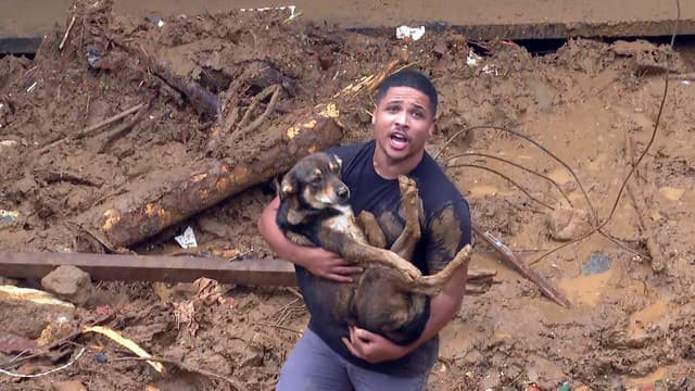 Morador de Petrópolis reencontra cão após deslizamento