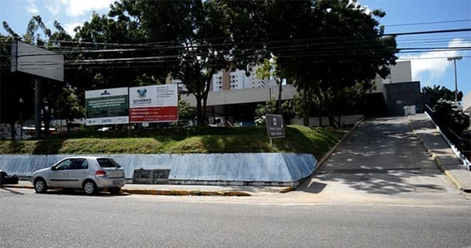 Mulher tem bolsa furtada enquanto cochilava à espera de atendimento no Walfredo Gurgel