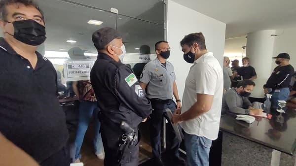 Oficial de Justiça entrega notificação para término da greve