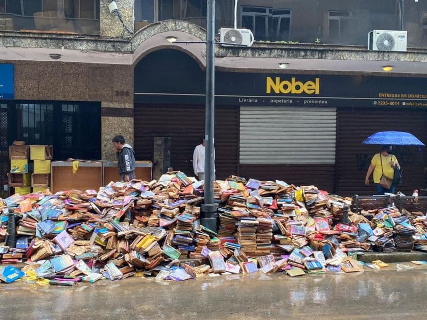 Livraria familiar há 20 anos em Petrópolis tem 15 mil obras destruídas