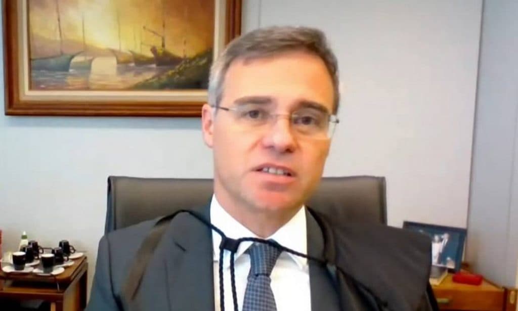Mendonça vota para derrubar fundão eleitoral de R$ 4,9 bilhões e julgamento no STF é suspenso