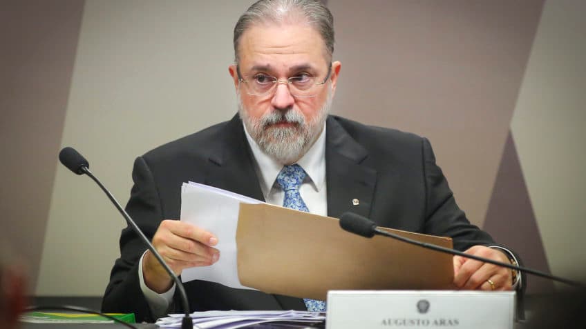 Aras rebate críticas e afirma que investigação da CPI da Pandemia não está parada