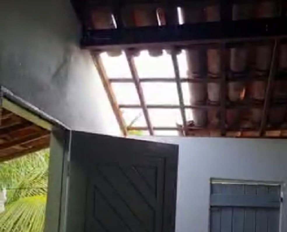 Bandidos destelham casa, invadem imóvel e amarram vítima durante arrastão na Grande Natal