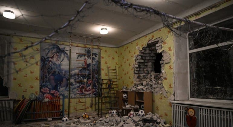 VÍDEO: Bombardeio atinge creche no leste da Ucrânia; Crianças escapam por questão de minutos