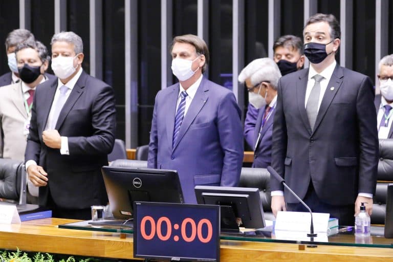 Bolsonaro: "Não deixemos que quem quer que seja ouse regular a mídia"