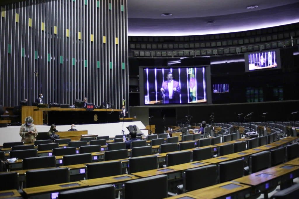 Câmara aprova em 1º turno texto-base de PEC que retira da União propriedade exclusiva sobre terrenos próximos ao mar