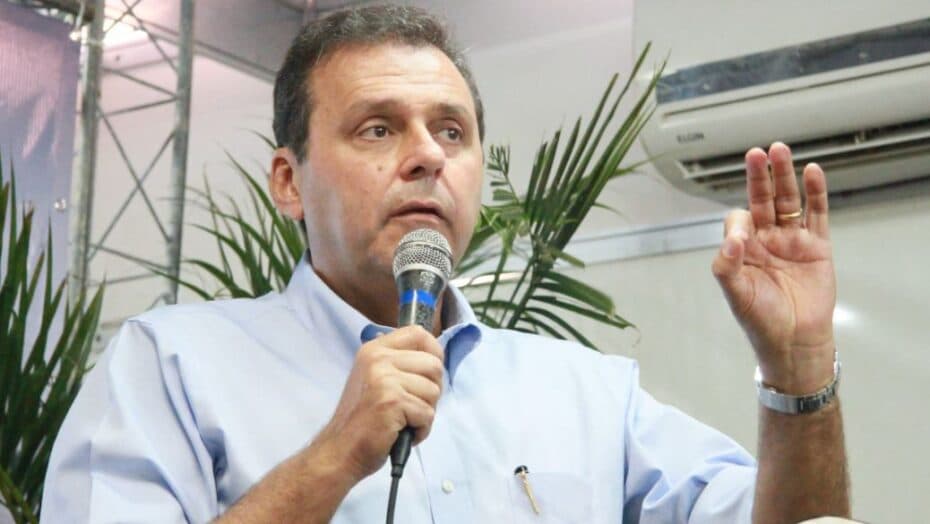 "Os que me seguem vão me seguir integralmente no voto para o senado e para o governo", disse Carlos Eduardo sobre aliados ocupantes de cargos na prefeitura de Natal