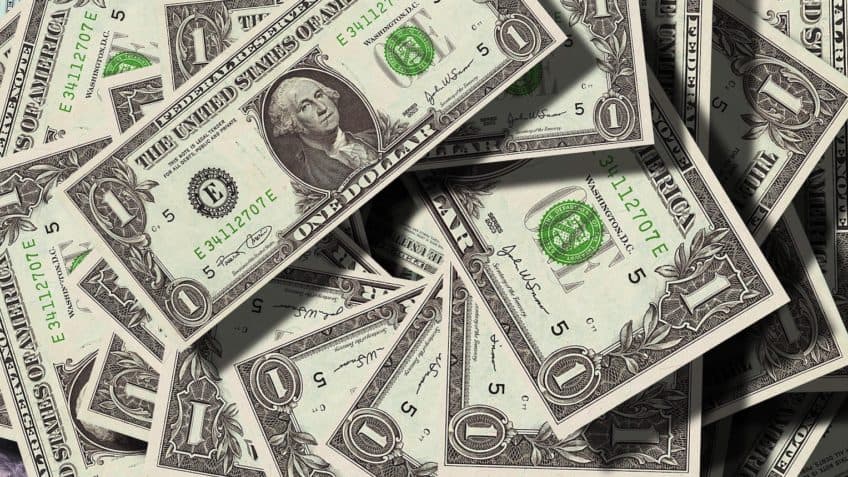 Dólar fecha aos R$ 5 e acumula queda de 10,2% no ano