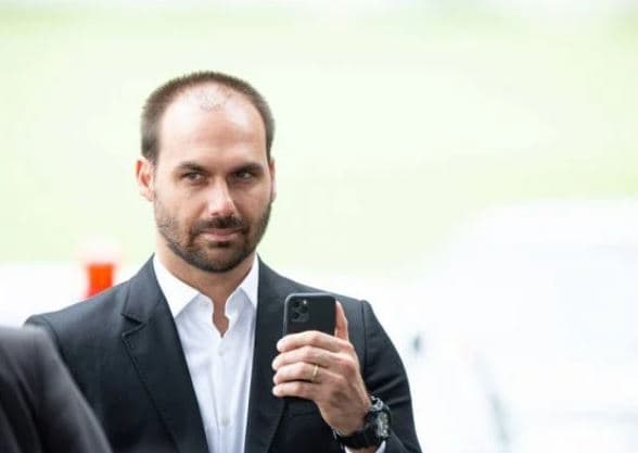 Twitter bloqueia perfil de Eduardo Bolsonaro, mas admite erro e libera conta