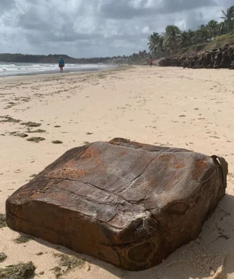 Fardos de borracha de navio nazista voltam a aparecer em praia do RN