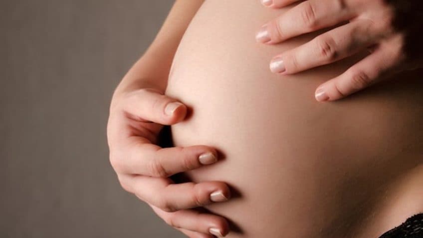 Mãe vacinada com CoronaVac transmite anticorpos ao bebê, diz estudos