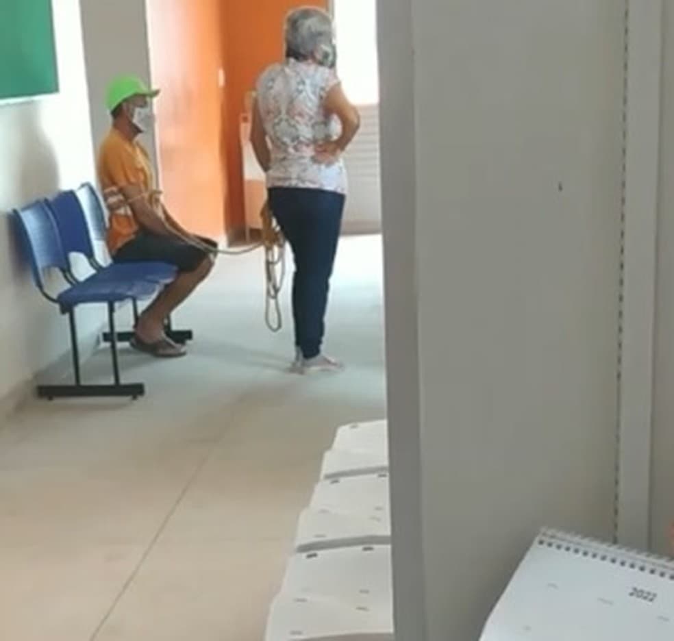 VIRALIZOU: Saiba a verdadeira história do homem amarrado para tomar vacina