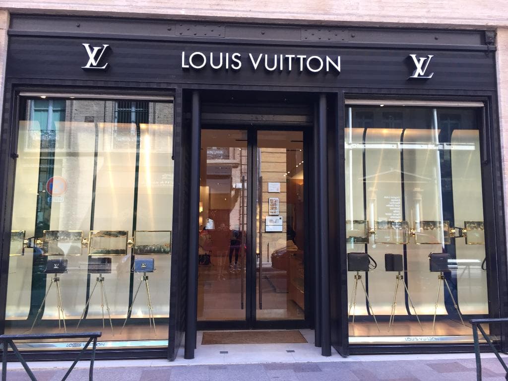 Funcionários da Louis Vuitton fazem greve por aumento salarial