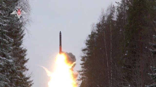 Com supervisão de Putin, Rússia realiza exercícios de lançamento de mísseis com capacidade nuclear