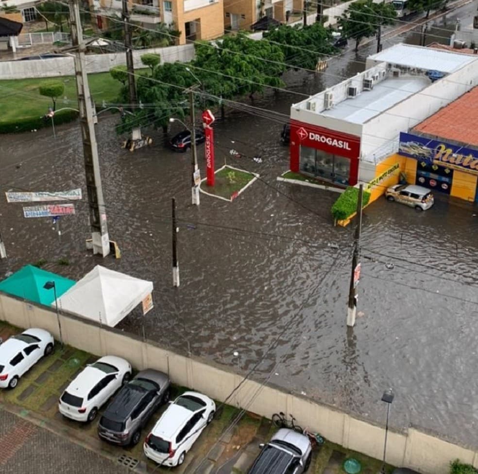 FOTOS: Chuva alaga ruas em Natal e Parnamirim na manhã deste sábado (12)