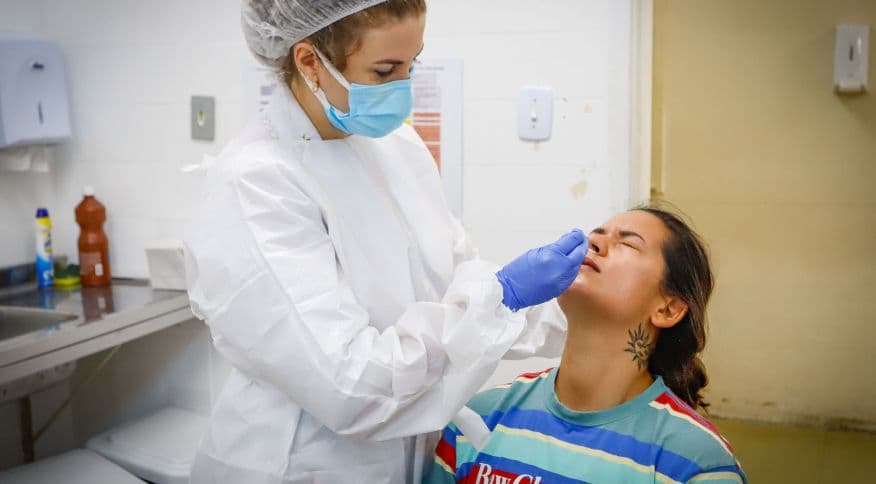 Depois de 33 dias, média móvel de casos de Covid volta a ficar abaixo de 100 mil
