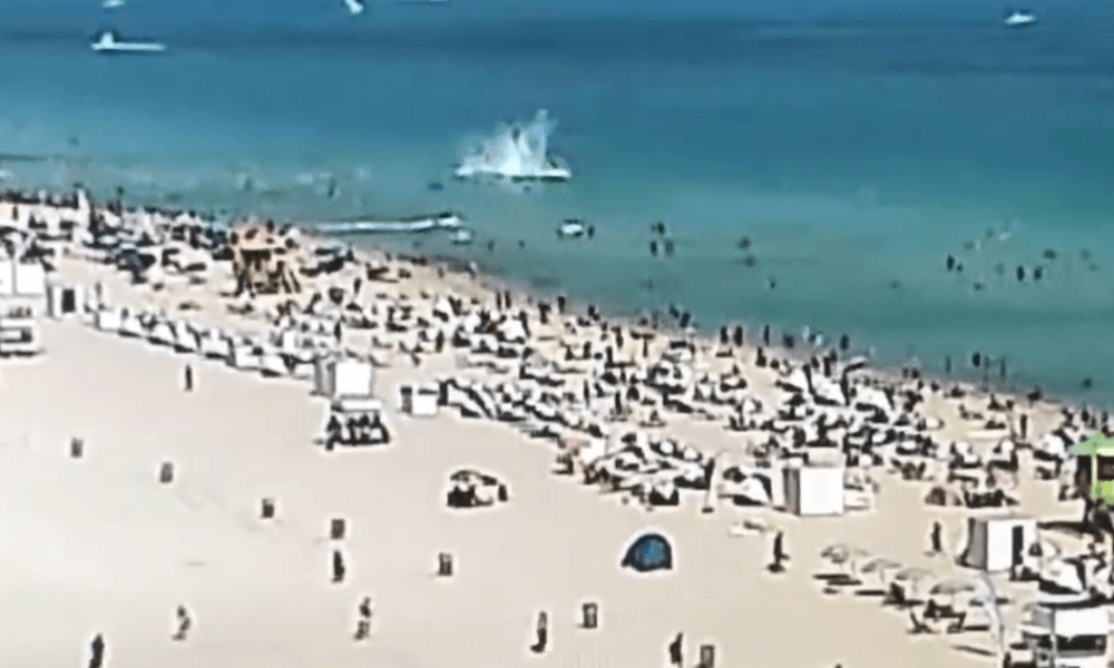 VÍDEO: Helicóptero cai a poucos metros de banhistas em praia de Miami, nos EUA