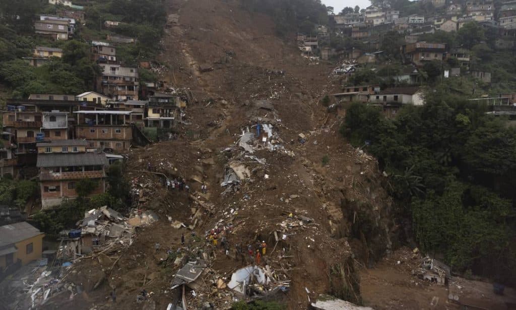 Tragédia em Petrópolis: total de mortos vai a 94; bombeiros já resgataram 24 pessoas com vida